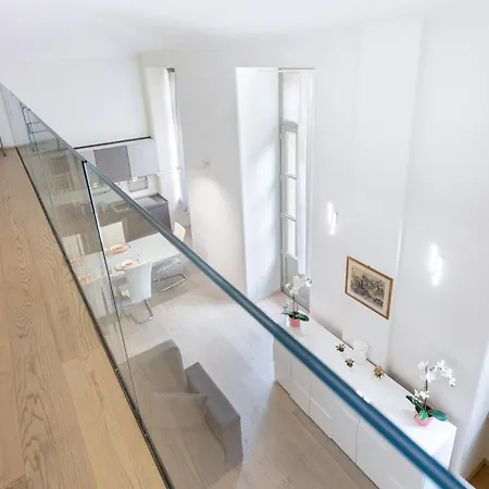 Hostdomus - Loft Lagrange Апартаменты *
